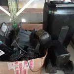 LOTE 108 - 01 FRAGMENTADORA DE PAPEL, 01 RELÓGIO DE PONTO, 02 ESTABILIZADORES VÁRIOS TECLADOS PARA PC E APARELHOS DE TELEFONE MARCAS E MODELOS DIVERSOS. (NO ESTADO) ATENÇÃO! FAZER A VISITAÇÃO ANTES DE ARREMATAR, NÃO SABEMOS SE FUNCIONA. LEILÃO NÃO TEM GARANTIA E NEM DEVOLUÇÃO, SUJEITO A POSSÍVEIS AVARIAS VISÍVEIS/OCULTAS E/OU AUSÊNCIA DE COMPONENTES.