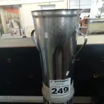 LOTE 249 - 01 LIQUIDIFICADOR INDUSTRIAL MARCA POLI. (NO ESTADO) ATENÇÃO! FAZER A VISITAÇÃO ANTES DE ARREMATAR, NÃO SABEMOS SE FUNCIONA. LEILÃO NÃO TEM GARANTIA E NEM DEVOLUÇÃO, SUJEITO A POSSÍVEIS AVARIAS VISÍVEIS/OCULTAS E/OU AUSÊNCIA DE COMPONENTES.