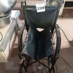 LOTE 299 - 01 CADEIRA DE RODAS. (NO ESTADO) ATENÇÃO! FAZER A VISITAÇÃO ANTES DE ARREMATAR, NÃO SABEMOS SE FUNCIONA. LEILÃO NÃO TEM GARANTIA E NEM DEVOLUÇÃO, SUJEITO A POSSÍVEIS AVARIAS VISÍVEIS/OCULTAS E/OU AUSÊNCIA DE COMPONENTES.