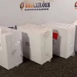 LOTE 216 - 04 LUMINÁRIAS DE SOBREPOR EM ACRÍLICO. (NO ESTADO) ATENÇÃO! FAZER A VISITAÇÃO ANTES DE ARREMATAR, NÃO SABEMOS SE FUNCIONA. LEILÃO NÃO TEM GARANTIA E NEM DEVOLUÇÃO, SUJEITO A POSSÍVEIS AVARIAS VISÍVEIS/OCULTAS E/OU AUSÊNCIA DE COMPONENTES.
