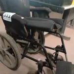 LOTE 333 - 01 CADEIRA DE RODAS. (NO ESTADO) ATENÇÃO! FAZER A VISITAÇÃO ANTES DE ARREMATAR, NÃO SABEMOS SE FUNCIONA. LEILÃO NÃO TEM GARANTIA E NEM DEVOLUÇÃO, SUJEITO A POSSÍVEIS AVARIAS VISÍVEIS/OCULTAS E/OU AUSÊNCIA DE COMPONENTES.