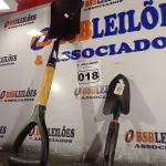 LOTE 018 - 02 PÁS PARA JARDINAGEM. (NO ESTADO) ATENÇÃO! FAZER A VISITAÇÃO ANTES DE ARREMATAR, NÃO SABEMOS SE FUNCIONA. LEILÃO NÃO TEM GARANTIA E NEM DEVOLUÇÃO, SUJEITO A POSSÍVEIS AVARIAS VISÍVEIS/OCULTAS E/OU AUSÊNCIA DE COMPONENTES.
