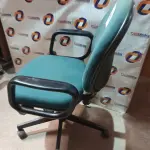 LOTE 184 - 01 CADEIRA DE ESCRITÓRIO COM BASE GIRATÓRIA. (NO ESTADO) ATENÇÃO! FAZER A VISITAÇÃO ANTES DE ARREMATAR, NÃO SABEMOS SE FUNCIONA. LEILÃO NÃO TEM GARANTIA E NEM DEVOLUÇÃO, SUJEITO A POSSÍVEIS AVARIAS VISÍVEIS/OCULTAS E/OU AUSÊNCIA DE COMPONENTES.