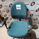 LOTE 183 - 01 CADEIRA DE ESCRITÓRIO COM BASE GIRATÓRIA. (NO ESTADO) ATENÇÃO! FAZER A VISITAÇÃO ANTES DE ARREMATAR, NÃO SABEMOS SE FUNCIONA. LEILÃO NÃO TEM GARANTIA E NEM DEVOLUÇÃO, SUJEITO A POSSÍVEIS AVARIAS VISÍVEIS/OCULTAS E/OU AUSÊNCIA DE COMPONENTES.