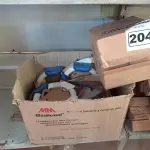 LOTE 204 - 01 LOTE COM VÁRIAS LUMINÁRIAS E REATORES PARA LÂMPADAS FLUORESCENTES MARCAS E MODELOS DIVERSOS. (NO ESTADO) ATENÇÃO! FAZER A VISITAÇÃO ANTES DE ARREMATAR, NÃO SABEMOS SE FUNCIONA. LEILÃO NÃO TEM GARANTIA E NEM DEVOLUÇÃO, SUJEITO A POSSÍVEIS AVARIAS VISÍVEIS/OCULTAS E/OU AUSÊNCIA DE COMPONENTES.