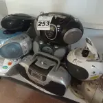 LOTE 253 - 13 APARELHOS DE SOM MARCAS E MODELOS DIVERSOS. (NO ESTADO) ATENÇÃO! FAZER A VISITAÇÃO ANTES DE ARREMATAR, NÃO SABEMOS SE FUNCIONA. LEILÃO NÃO TEM GARANTIA E NEM DEVOLUÇÃO, SUJEITO A POSSÍVEIS AVARIAS VISÍVEIS/OCULTAS E/OU AUSÊNCIA DE COMPONENTES.