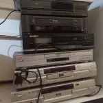 LOTE 265 - 06 APARELHOS DE DVD, 02 TOCA CD E 01 VIDEOCASSETE MARCAS E MODELOS DIVERSOS. (NO ESTADO) ATENÇÃO! FAZER A VISITAÇÃO ANTES DE ARREMATAR, NÃO SABEMOS SE FUNCIONA. LEILÃO NÃO TEM GARANTIA E NEM DEVOLUÇÃO, SUJEITO A POSSÍVEIS AVARIAS VISÍVEIS/OCULTAS E/OU AUSÊNCIA DE COMPONENTES.