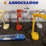 LOTE 179 - 05 LUMINÁRIAS DE MESA PELICANO CORES DIVERSAS. (NO ESTADO) ATENÇÃO! FAZER A VISITAÇÃO ANTES DE ARREMATAR, NÃO SABEMOS SE FUNCIONA. LEILÃO NÃO TEM GARANTIA E NEM DEVOLUÇÃO, SUJEITO A POSSÍVEIS AVARIAS VISÍVEIS/OCULTAS E/OU AUSÊNCIA DE COMPONENTES.