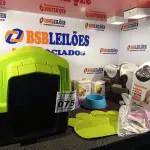LOTE 075 - 01 CASINHA DE CACHORRO COM TAPETE E 02 COMEDOUROS, 01 KIT DE ACESSÓRIOS, 02 PACOTES DE FRALDAS, 02 PACOTES DE TAPETES HIGIÊNICOS. (NO ESTADO) ATENÇÃO! FAZER A VISITAÇÃO ANTES DE ARREMATAR, NÃO SABEMOS SE FUNCIONA. LEILÃO NÃO TEM GARANTIA E NEM DEVOLUÇÃO, SUJEITO A POSSÍVEIS AVARIAS VISÍVEIS/OCULTAS E/OU AUSÊNCIA DE COMPONENTES.