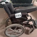 LOTE 333 - 01 CADEIRA DE RODAS. (NO ESTADO) ATENÇÃO! FAZER A VISITAÇÃO ANTES DE ARREMATAR, NÃO SABEMOS SE FUNCIONA. LEILÃO NÃO TEM GARANTIA E NEM DEVOLUÇÃO, SUJEITO A POSSÍVEIS AVARIAS VISÍVEIS/OCULTAS E/OU AUSÊNCIA DE COMPONENTES.