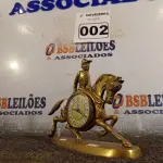 LOTE 002 - 01 RELÓGIO EM METAL COM MOSTRADOR EM ALGARISMO ROMANO. (NO ESTADO) ATENÇÃO! FAZER A VISITAÇÃO ANTES DE ARREMATAR, NÃO SABEMOS SE FUNCIONA. LEILÃO NÃO TEM GARANTIA E NEM DEVOLUÇÃO, SUJEITO A POSSÍVEIS AVARIAS VISÍVEIS/OCULTAS E/OU AUSÊNCIA DE COMPONENTES.