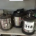 LOTE 318 - 02 BASES DE LIQUIDIFICADOR E 02 BASES DE EXTRATORES DE SUCO INDUSTRIAIS. (NO ESTADO) ATENÇÃO! FAZER A VISITAÇÃO ANTES DE ARREMATAR, NÃO SABEMOS SE FUNCIONA. LEILÃO NÃO TEM GARANTIA E NEM DEVOLUÇÃO, SUJEITO A POSSÍVEIS AVARIAS VISÍVEIS/OCULTAS E/OU AUSÊNCIA DE COMPONENTES.