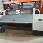 LOTE 217 - 01 PLOTTER MARCA EPSON MODELO PRO 7880. (NO ESTADO) ATENÇÃO! FAZER A VISITAÇÃO ANTES DE ARREMATAR, NÃO SABEMOS SE FUNCIONA. LEILÃO NÃO TEM GARANTIA E NEM DEVOLUÇÃO, SUJEITO A POSSÍVEIS AVARIAS VISÍVEIS/OCULTAS E/OU AUSÊNCIA DE COMPONENTES.