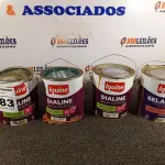 LOTE 283 - 02 GALÕES DE ESMALTE SINTÉTICO IQUINE MADEIRA E METAIS ALTO BRILHO VERDE COLONIAL 3,6L, 01 GALÃO DE SELADOR INCOLOR E 01 GALÃO DE ESMALTE BRILHANTE ALUMÍNIO. (NO ESTADO) ATENÇÃO! FAZER A VISITAÇÃO ANTES DE ARREMATAR, NÃO SABEMOS SE FUNCIONA. LEILÃO NÃO TEM GARANTIA E NEM DEVOLUÇÃO, SUJEITO A POSSÍVEIS AVARIAS VISÍVEIS/OCULTAS E/OU AUSÊNCIA DE COMPONENTES.