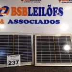 LOTE 237 - 02 PAINÉIS FOTOVOLTAICOS 18V 10W. (NO ESTADO) ATENÇÃO! FAZER A VISITAÇÃO ANTES DE ARREMATAR, NÃO SABEMOS SE FUNCIONA. LEILÃO NÃO TEM GARANTIA E NEM DEVOLUÇÃO, SUJEITO A POSSÍVEIS AVARIAS VISÍVEIS/OCULTAS E/OU AUSÊNCIA DE COMPONENTES.