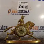 LOTE 002 - 01 RELÓGIO EM METAL COM MOSTRADOR EM ALGARISMO ROMANO. (NO ESTADO) ATENÇÃO! FAZER A VISITAÇÃO ANTES DE ARREMATAR, NÃO SABEMOS SE FUNCIONA. LEILÃO NÃO TEM GARANTIA E NEM DEVOLUÇÃO, SUJEITO A POSSÍVEIS AVARIAS VISÍVEIS/OCULTAS E/OU AUSÊNCIA DE COMPONENTES.