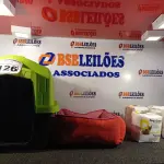 LOTE 126 - 01 CASINHA DE CACHORRO COM CAMINHA E 03 PACOTES DE FRALDAS PARA PETS. (NO ESTADO) ATENÇÃO! FAZER A VISITAÇÃO ANTES DE ARREMATAR, NÃO SABEMOS SE FUNCIONA. LEILÃO NÃO TEM GARANTIA E NEM DEVOLUÇÃO, SUJEITO A POSSÍVEIS AVARIAS VISÍVEIS/OCULTAS E/OU AUSÊNCIA DE COMPONENTES.