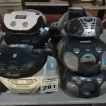LOTE 281 - 13 APARELHOS DE SOM MARCAS E MODELOS DIVERSOS. (NO ESTADO) ATENÇÃO! FAZER A VISITAÇÃO ANTES DE ARREMATAR, NÃO SABEMOS SE FUNCIONA. LEILÃO NÃO TEM GARANTIA E NEM DEVOLUÇÃO, SUJEITO A POSSÍVEIS AVARIAS VISÍVEIS/OCULTAS E/OU AUSÊNCIA DE COMPONENTES.