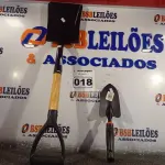 LOTE 018 - 02 PÁS PARA JARDINAGEM. (NO ESTADO) ATENÇÃO! FAZER A VISITAÇÃO ANTES DE ARREMATAR, NÃO SABEMOS SE FUNCIONA. LEILÃO NÃO TEM GARANTIA E NEM DEVOLUÇÃO, SUJEITO A POSSÍVEIS AVARIAS VISÍVEIS/OCULTAS E/OU AUSÊNCIA DE COMPONENTES.