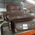 LOTE 114 - 01 POLTRONA DO PAPAI. (NO ESTADO) ATENÇÃO! FAZER A VISITAÇÃO ANTES DE ARREMATAR, NÃO SABEMOS SE FUNCIONA. LEILÃO NÃO TEM GARANTIA E NEM DEVOLUÇÃO, SUJEITO A POSSÍVEIS AVARIAS VISÍVEIS/OCULTAS E/OU AUSÊNCIA DE COMPONENTES.