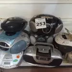 LOTE 253 - 13 APARELHOS DE SOM MARCAS E MODELOS DIVERSOS. (NO ESTADO) ATENÇÃO! FAZER A VISITAÇÃO ANTES DE ARREMATAR, NÃO SABEMOS SE FUNCIONA. LEILÃO NÃO TEM GARANTIA E NEM DEVOLUÇÃO, SUJEITO A POSSÍVEIS AVARIAS VISÍVEIS/OCULTAS E/OU AUSÊNCIA DE COMPONENTES.