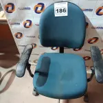 LOTE 186 - 01 CADEIRA DE ESCRITÓRIO COM BASE GIRATÓRIA. (NO ESTADO) ATENÇÃO! FAZER A VISITAÇÃO ANTES DE ARREMATAR, NÃO SABEMOS SE FUNCIONA. LEILÃO NÃO TEM GARANTIA E NEM DEVOLUÇÃO, SUJEITO A POSSÍVEIS AVARIAS VISÍVEIS/OCULTAS E/OU AUSÊNCIA DE COMPONENTES.