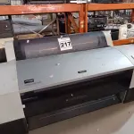 LOTE 217 - 01 PLOTTER MARCA EPSON MODELO PRO 7880. (NO ESTADO) ATENÇÃO! FAZER A VISITAÇÃO ANTES DE ARREMATAR, NÃO SABEMOS SE FUNCIONA. LEILÃO NÃO TEM GARANTIA E NEM DEVOLUÇÃO, SUJEITO A POSSÍVEIS AVARIAS VISÍVEIS/OCULTAS E/OU AUSÊNCIA DE COMPONENTES.