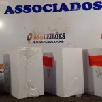 LOTE 216 - 04 LUMINÁRIAS DE SOBREPOR EM ACRÍLICO. (NO ESTADO) ATENÇÃO! FAZER A VISITAÇÃO ANTES DE ARREMATAR, NÃO SABEMOS SE FUNCIONA. LEILÃO NÃO TEM GARANTIA E NEM DEVOLUÇÃO, SUJEITO A POSSÍVEIS AVARIAS VISÍVEIS/OCULTAS E/OU AUSÊNCIA DE COMPONENTES.