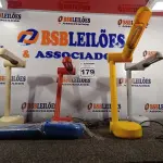 LOTE 179 - 05 LUMINÁRIAS DE MESA PELICANO CORES DIVERSAS. (NO ESTADO) ATENÇÃO! FAZER A VISITAÇÃO ANTES DE ARREMATAR, NÃO SABEMOS SE FUNCIONA. LEILÃO NÃO TEM GARANTIA E NEM DEVOLUÇÃO, SUJEITO A POSSÍVEIS AVARIAS VISÍVEIS/OCULTAS E/OU AUSÊNCIA DE COMPONENTES.