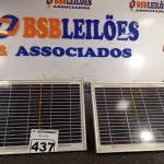 LOTE 437 - 02 PAINÉIS FOTOVOLTAICOS 18V 10W. (NO ESTADO) ATENÇÃO! FAZER A VISITAÇÃO ANTES DE ARREMATAR, NÃO SABEMOS SE FUNCIONA. LEILÃO NÃO TEM GARANTIA E NEM DEVOLUÇÃO, SUJEITO A POSSÍVEIS AVARIAS VISÍVEIS/OCULTAS E/OU AUSÊNCIA DE COMPONENTES.