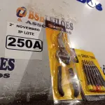 LOTE 250 - 01 ALICATE DE PODA E 01 KIT DE CHAVES TORX. (NO ESTADO) ATENÇÃO! FAZER A VISITAÇÃO ANTES DE ARREMATAR, NÃO SABEMOS SE FUNCIONA. LEILÃO NÃO TEM GARANTIA E NEM DEVOLUÇÃO, SUJEITO A POSSÍVEIS AVARIAS VISÍVEIS/OCULTAS E/OU AUSÊNCIA DE COMPONENTES.