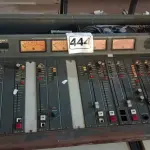 LOTE 444 - 01 MESA DE SOM PARA RÁDIO FM MARCA AUDIOTRONICS. (NO ESTADO) ATENÇÃO! FAZER A VISITAÇÃO ANTES DE ARREMATAR, NÃO SABEMOS SE FUNCIONA. LEILÃO NÃO TEM GARANTIA E NEM DEVOLUÇÃO, SUJEITO A POSSÍVEIS AVARIAS VISÍVEIS/OCULTAS E/OU AUSÊNCIA DE COMPONENTES.