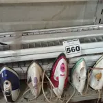 LOTE 560 - 01 LOTE COM VÁRIAS LUMINÁRIAS E FERROS DE PASSAR MARCAS E MODELOS DIVERSOS. (NO ESTADO) ATENÇÃO! FAZER A VISITAÇÃO ANTES DE ARREMATAR, NÃO SABEMOS SE FUNCIONA. LEILÃO NÃO TEM GARANTIA E NEM DEVOLUÇÃO, SUJEITO A POSSÍVEIS AVARIAS VISÍVEIS/OCULTAS E/OU AUSÊNCIA DE COMPONENTES.