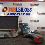 LOTE 354 - 01 MALETA E 04 FURADEIRAS MARCAS E MODELOS DIVERSOS COM PARA RETIRADA DE PEÇAS. (NO ESTADO) ATENÇÃO! FAZER A VISITAÇÃO ANTES DE ARREMATAR, NÃO SABEMOS SE FUNCIONA. LEILÃO NÃO TEM GARANTIA E NEM DEVOLUÇÃO, SUJEITO A POSSÍVEIS AVARIAS VISÍVEIS/OCULTAS E/OU AUSÊNCIA DE COMPONENTES.