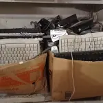 LOTE 553 - 01 LOTE COM VÁRIOS APARELHOS DE TELEFONE E TECLADOS PARA PC MARCAS E MODELOS DIVERSOS. (NO ESTADO) ATENÇÃO! FAZER A VISITAÇÃO ANTES DE ARREMATAR, NÃO SABEMOS SE FUNCIONA. LEILÃO NÃO TEM GARANTIA E NEM DEVOLUÇÃO, SUJEITO A POSSÍVEIS AVARIAS VISÍVEIS/OCULTAS E/OU AUSÊNCIA DE COMPONENTES.