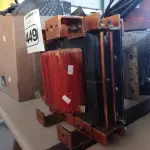 LOTE 449 - 01 TRANSFORMADOR. (NO ESTADO) ATENÇÃO! FAZER A VISITAÇÃO ANTES DE ARREMATAR, NÃO SABEMOS SE FUNCIONA. LEILÃO NÃO TEM GARANTIA E NEM DEVOLUÇÃO, SUJEITO A POSSÍVEIS AVARIAS VISÍVEIS/OCULTAS E/OU AUSÊNCIA DE COMPONENTES.