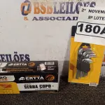 LOTE 180 - 01 JOGO DE SERRA COPO E 01 KIT DE CHAVE ALLEN. (NO ESTADO) ATENÇÃO! FAZER A VISITAÇÃO ANTES DE ARREMATAR, NÃO SABEMOS SE FUNCIONA. LEILÃO NÃO TEM GARANTIA E NEM DEVOLUÇÃO, SUJEITO A POSSÍVEIS AVARIAS VISÍVEIS/OCULTAS E/OU AUSÊNCIA DE COMPONENTES.