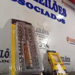 LOTE 235 - 01 KIT DE CHAVES INTERCAMBIÁVEIS MULTIFUNCIONAL E 01 KIT DE CHAVES DE PRECISÃO. (NO ESTADO) ATENÇÃO! FAZER A VISITAÇÃO ANTES DE ARREMATAR, NÃO SABEMOS SE FUNCIONA. LEILÃO NÃO TEM GARANTIA E NEM DEVOLUÇÃO, SUJEITO A POSSÍVEIS AVARIAS VISÍVEIS/OCULTAS E/OU AUSÊNCIA DE COMPONENTES.