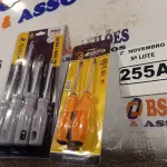 LOTE 255 - 02 KIT’S DE CHAVES FENDA/PHILIPS COM 04 E 02 PEÇAS. (NO ESTADO) ATENÇÃO! FAZER A VISITAÇÃO ANTES DE ARREMATAR, NÃO SABEMOS SE FUNCIONA. LEILÃO NÃO TEM GARANTIA E NEM DEVOLUÇÃO, SUJEITO A POSSÍVEIS AVARIAS VISÍVEIS/OCULTAS E/OU AUSÊNCIA DE COMPONENTES.