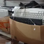 LOTE 553 - 01 LOTE COM VÁRIOS APARELHOS DE TELEFONE E TECLADOS PARA PC MARCAS E MODELOS DIVERSOS. (NO ESTADO) ATENÇÃO! FAZER A VISITAÇÃO ANTES DE ARREMATAR, NÃO SABEMOS SE FUNCIONA. LEILÃO NÃO TEM GARANTIA E NEM DEVOLUÇÃO, SUJEITO A POSSÍVEIS AVARIAS VISÍVEIS/OCULTAS E/OU AUSÊNCIA DE COMPONENTES.