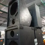 LOTE 464 - 04 CAIXAS DE SOM INCOMPLETAS. (NO ESTADO) ATENÇÃO! FAZER A VISITAÇÃO ANTES DE ARREMATAR, NÃO SABEMOS SE FUNCIONA. LEILÃO NÃO TEM GARANTIA E NEM DEVOLUÇÃO, SUJEITO A POSSÍVEIS AVARIAS VISÍVEIS/OCULTAS E/OU AUSÊNCIA DE COMPONENTES.