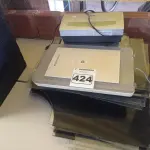 LOTE 424 - 01 SCANNER, 01 APARELHO DE DVD, 01 CABEÇA DE FRAGMENTADORA E VÁRIOS RECORTES DE VIDRO TAMANHOS DIVERSOS. (NO ESTADO) ATENÇÃO! FAZER A VISITAÇÃO ANTES DE ARREMATAR, NÃO SABEMOS SE FUNCIONA. LEILÃO NÃO TEM GARANTIA E NEM DEVOLUÇÃO, SUJEITO A POSSÍVEIS AVARIAS VISÍVEIS/OCULTAS E/OU AUSÊNCIA DE COMPONENTES.
