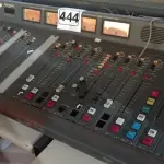 LOTE 444 - 01 MESA DE SOM PARA RÁDIO FM MARCA AUDIOTRONICS. (NO ESTADO) ATENÇÃO! FAZER A VISITAÇÃO ANTES DE ARREMATAR, NÃO SABEMOS SE FUNCIONA. LEILÃO NÃO TEM GARANTIA E NEM DEVOLUÇÃO, SUJEITO A POSSÍVEIS AVARIAS VISÍVEIS/OCULTAS E/OU AUSÊNCIA DE COMPONENTES.