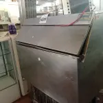 LOTE 420 - 01 MÁQUINA DE GELO. (NO ESTADO) ATENÇÃO! FAZER A VISITAÇÃO ANTES DE ARREMATAR, NÃO SABEMOS SE FUNCIONA. LEILÃO NÃO TEM GARANTIA E NEM DEVOLUÇÃO, SUJEITO A POSSÍVEIS AVARIAS VISÍVEIS/OCULTAS E/OU AUSÊNCIA DE COMPONENTES.