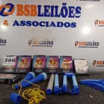LOTE 396 - 01 GUITARRA ROCK SHOW E VÁRIOS PACOTES DE CARTAS KROSMASTER. (NO ESTADO) ATENÇÃO! FAZER A VISITAÇÃO ANTES DE ARREMATAR, NÃO SABEMOS SE FUNCIONA. LEILÃO NÃO TEM GARANTIA E NEM DEVOLUÇÃO, SUJEITO A POSSÍVEIS AVARIAS VISÍVEIS/OCULTAS E/OU AUSÊNCIA DE COMPONENTES.