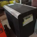 LOTE 500 - 01 NOBREAK 7.5KVA. (NO ESTADO) ATENÇÃO! FAZER A VISITAÇÃO ANTES DE ARREMATAR, NÃO SABEMOS SE FUNCIONA. LEILÃO NÃO TEM GARANTIA E NEM DEVOLUÇÃO, SUJEITO A POSSÍVEIS AVARIAS VISÍVEIS/OCULTAS E/OU AUSÊNCIA DE COMPONENTES.