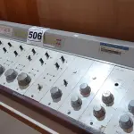 LOTE 506 - 01 MESA DE SOM ANTIGA PARA RÁDIO FM MARCA APEL. (NO ESTADO) ATENÇÃO! FAZER A VISITAÇÃO ANTES DE ARREMATAR, NÃO SABEMOS SE FUNCIONA. LEILÃO NÃO TEM GARANTIA E NEM DEVOLUÇÃO, SUJEITO A POSSÍVEIS AVARIAS VISÍVEIS/OCULTAS E/OU AUSÊNCIA DE COMPONENTES.