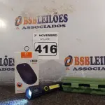 LOTE 416 - 01 LANTERNA RECARREGÁVEL E 01 MOUSE SEM FIO. (NO ESTADO) ATENÇÃO! FAZER A VISITAÇÃO ANTES DE ARREMATAR, NÃO SABEMOS SE FUNCIONA. LEILÃO NÃO TEM GARANTIA E NEM DEVOLUÇÃO, SUJEITO A POSSÍVEIS AVARIAS VISÍVEIS/OCULTAS E/OU AUSÊNCIA DE COMPONENTES.