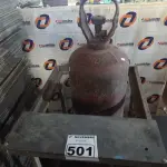 LOTE 501 - 01 CARRINHO PARA TRANSPORTE E 01 CILINDRO DE GÁS ACETILENO. (NO ESTADO) ATENÇÃO! FAZER A VISITAÇÃO ANTES DE ARREMATAR, NÃO SABEMOS SE FUNCIONA. LEILÃO NÃO TEM GARANTIA E NEM DEVOLUÇÃO, SUJEITO A POSSÍVEIS AVARIAS VISÍVEIS/OCULTAS E/OU AUSÊNCIA DE COMPONENTES.