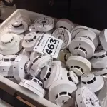 LOTE 463 - 01 LOTE COM GRANDE QUANTIDADE DETECTORES DE FUMAÇA. (NO ESTADO) ATENÇÃO! FAZER A VISITAÇÃO ANTES DE ARREMATAR, NÃO SABEMOS SE FUNCIONA. LEILÃO NÃO TEM GARANTIA E NEM DEVOLUÇÃO, SUJEITO A POSSÍVEIS AVARIAS VISÍVEIS/OCULTAS E/OU AUSÊNCIA DE COMPONENTES.